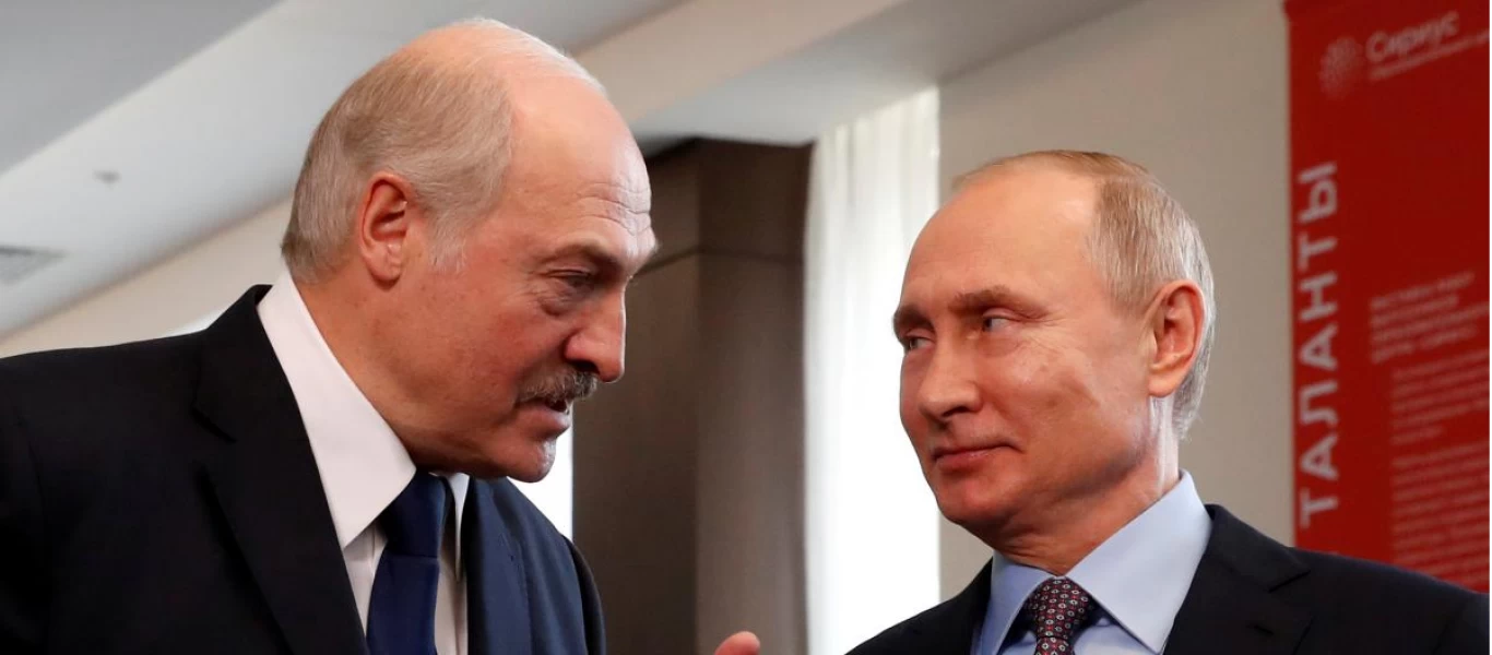 Ο Β.Πούτιν μιλάει για τη δυτική υποκρισία και «σκάει» ειρωνικό χαμόγελο για την περίπτωση του νεοναζί στη Λευκορωσία